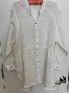 NATURAL LIFE - Laid Back Tunic in White - Size Small